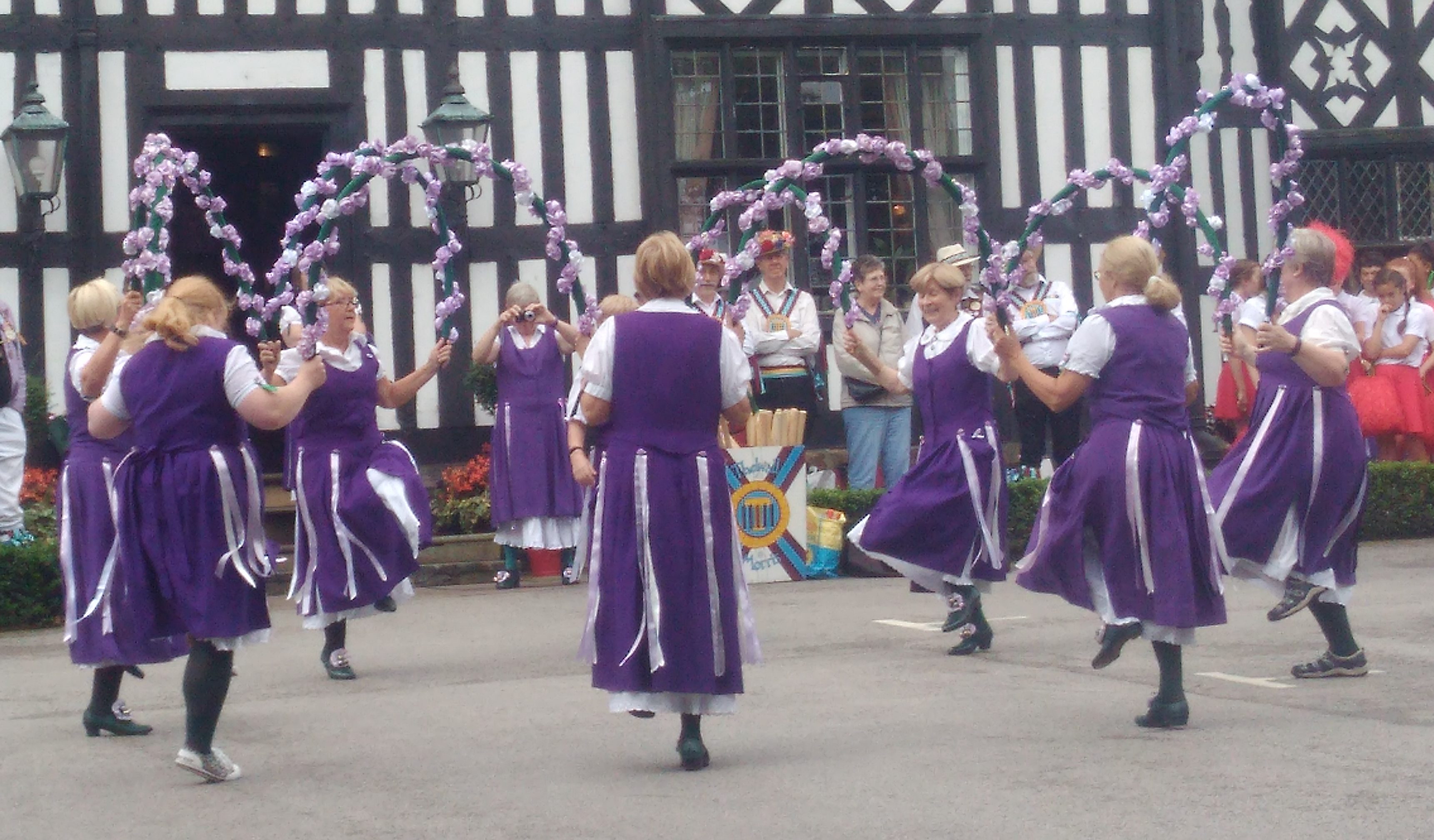 morris-dancing-outside-the-old-hall-natpacker