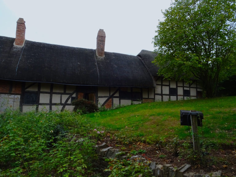 The Front Of Anne Hathaways Cottage – you Have To Go Round To Get In